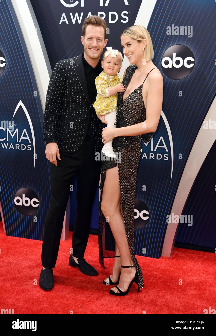 Nashville, TN, USA. 14 Nov, 2018. Florida Georgia Line, Tyler Hubbard, Hayley Hubbard, Olivia Hubbard in der Ankunftshalle auf der 52. jährlichen CMA Awards - Ankünfte, Bridgestone, Arena, Nashville, TN 14. November 2018. Credit: Derek Sturm/Everett Collection/Alamy leben Nachrichten Stockfoto