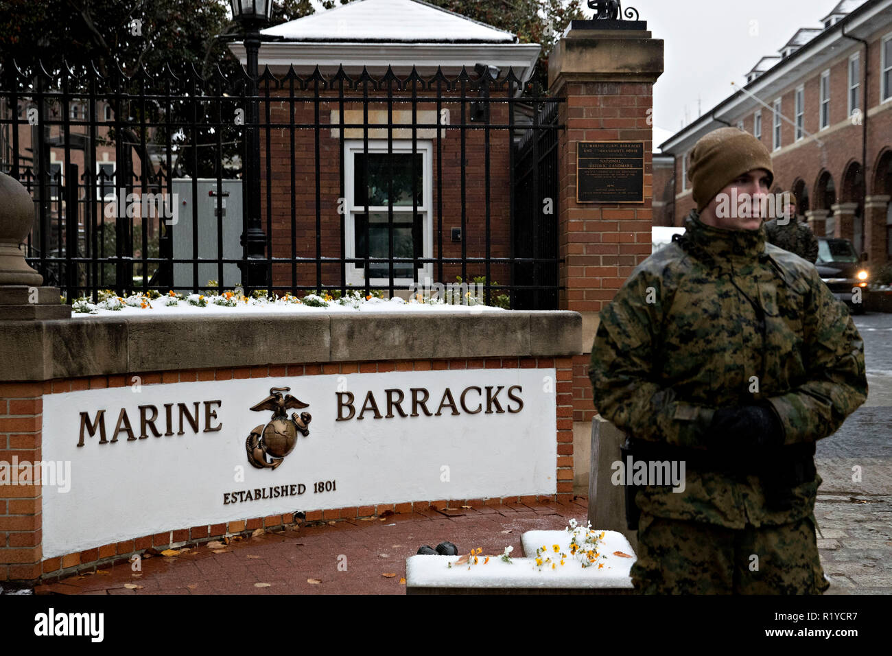 Washington, DC, USA. 15 Nov, 2018. Ein Marine steht außerhalb der Kaserne in Washington, DC, USA, am Donnerstag, November 15, 2018. Präsident Donald Trump und die erste Dame sind mit Marines, die zu einem Feuer an der Arthur Capper öffentliche Wohnanlage am 9. September 2018 geantwortet. Credit: Andreas Harrer/Pool über CNP | Verwendung der weltweiten Kredit: dpa/Alamy leben Nachrichten Stockfoto