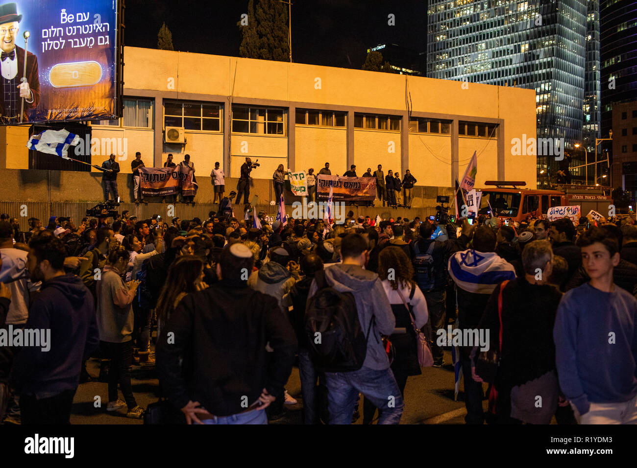 Tel Aviv, Israel. 15 Nov, 2018. Die Bewohner der südlichen Israel sammeln während eines Protestes gegen das Waffenstillstandsabkommen mit der Hamas die palästinensischen islamistischen Bewegung in Gaza. Credit: Ilia Yefimovich/dpa/Alamy leben Nachrichten Stockfoto