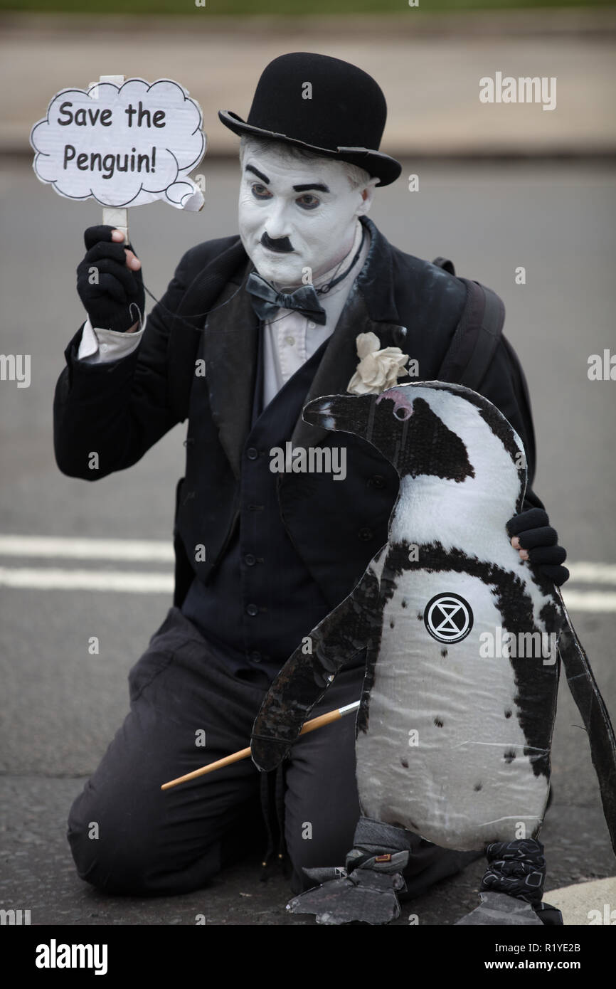 London, Großbritannien. 15. November 2018. Imitator von Charlie Chaplin Erstellen eines Comic Protest von Speichern der Pinguin außerhalb des Haus des Parlaments, London, UK. Credit: Joe Kuis/Alamy leben Nachrichten Stockfoto