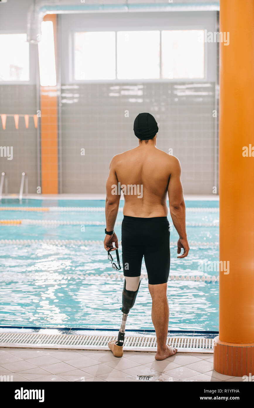 Rückansicht der jungen Sportler mit künstlichen Bein an Hallenbad suchen Stockfoto