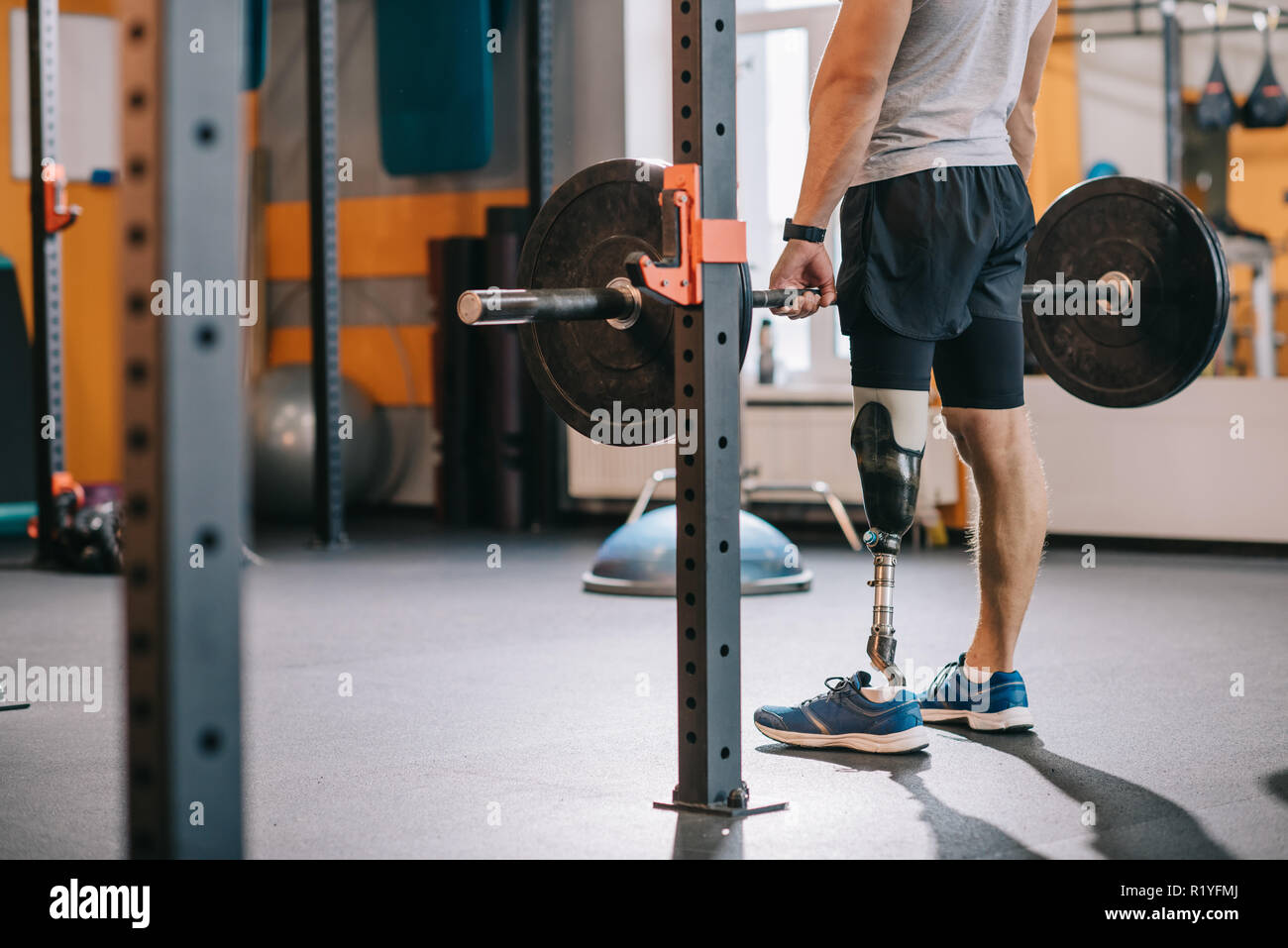 7/8 Schuß des Kraftsportlers mit künstlichen Bein arbeiten mit Langhantel  im Fitnessstudio Stockfotografie - Alamy