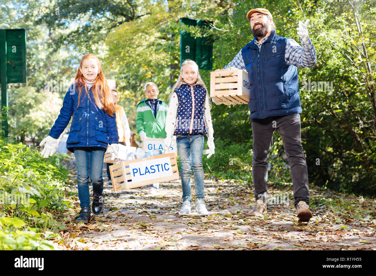 Positive schöne Kinder nehmen den Müll Stockfoto