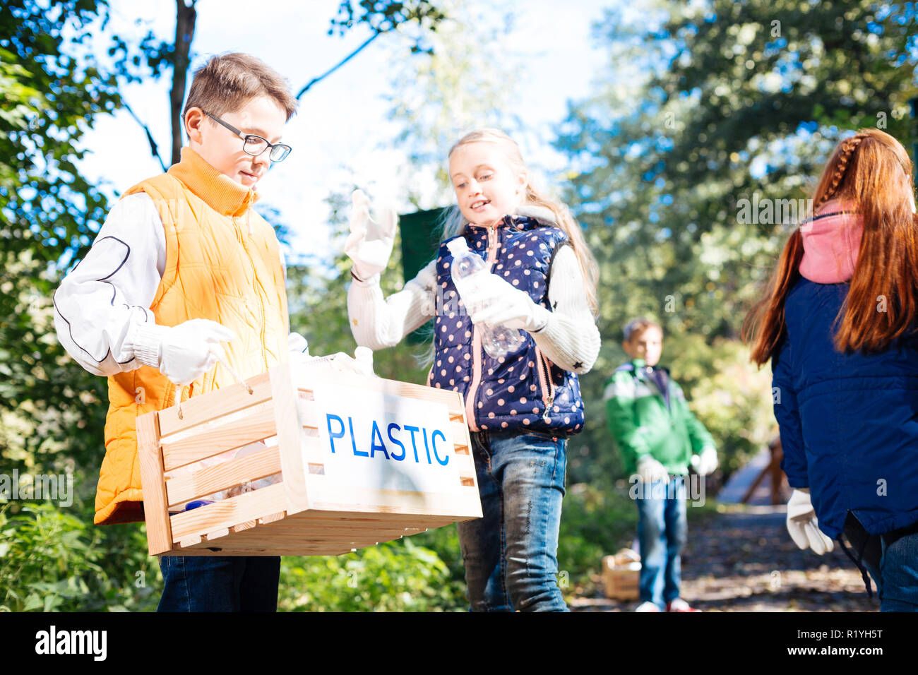 Positive schöne Kinder helfen den Wald zu reinigen Stockfoto