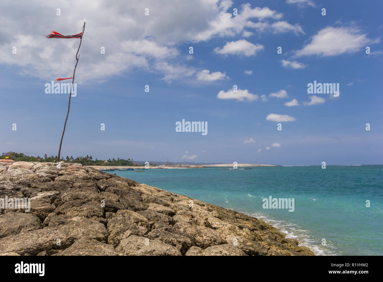 Flagge auf dem Pier von Kuta Beach auf Bali, Indonesien Stockfoto