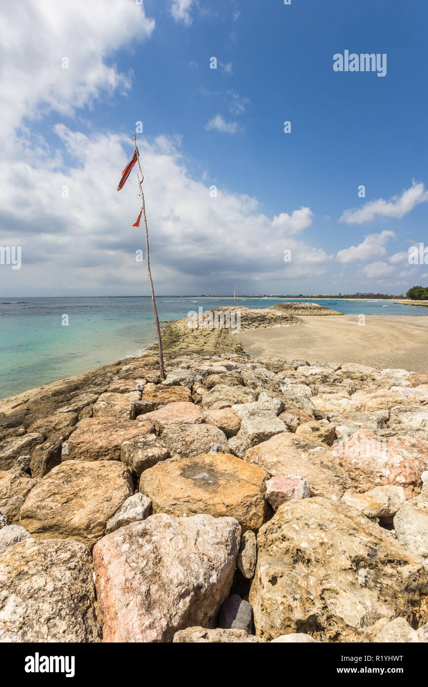 Flagge auf dem Pier am Strand von Kuta auf Bali, Indonesien Stockfoto