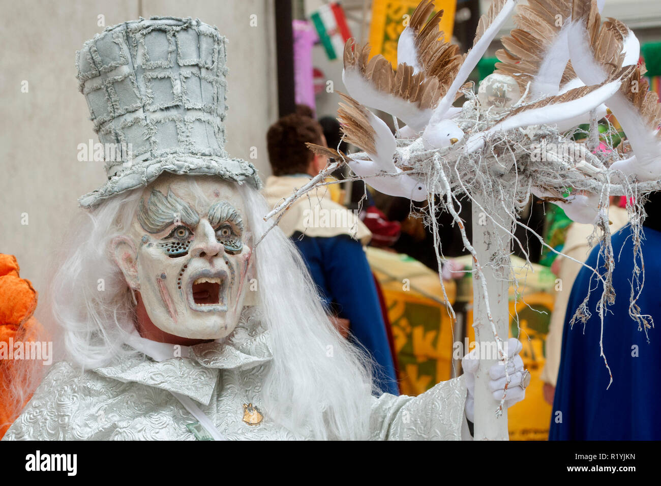 Menschen tragen ein Kostüme Karneval winter Mann an Luzern, Schweiz Stockfoto