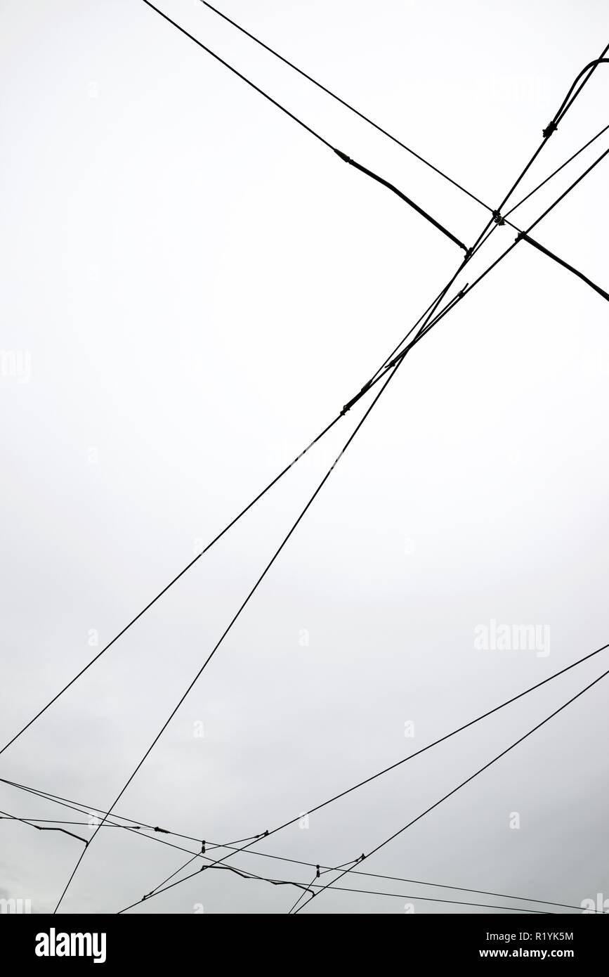 Detail einer Oberleitung und stürmischen Himmel. Stockfoto