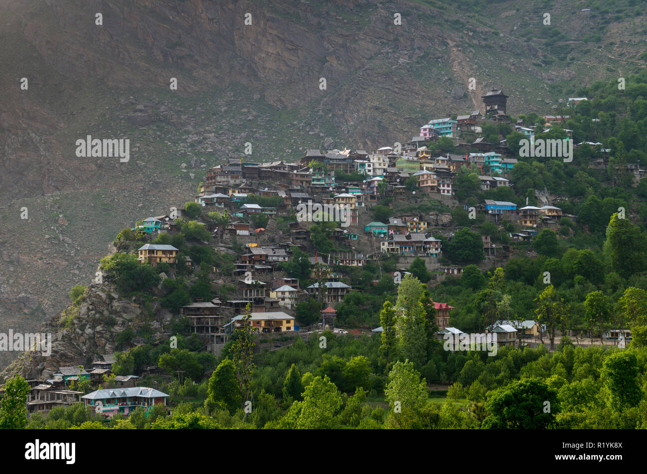 Das Dorf mit den alten hölzernen Kamru Kamru Fort liegt auf einem Bergrücken über dem sangla Valley Stockfoto