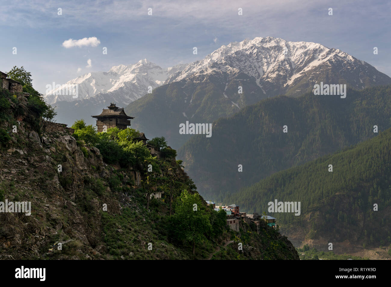 Das Dorf mit den alten hölzernen Kamru Kamru Fort liegt auf einem Bergrücken über dem sangla Valley Stockfoto