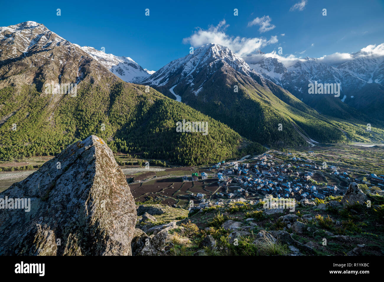Chitkul ist das letzte Dorf von Sangla Valley, bei 3.400 m gelegen und umgeben von Schnee Berge bedeckt Stockfoto