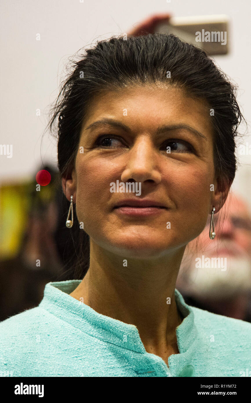 Deutsche Politikerin Sahra Wagenknecht Von Die Linke Partei Nimmt An Einem Treffen Der Politischen Bewegung Aufstehen In Bochum Deutschland Stockfotografie Alamy