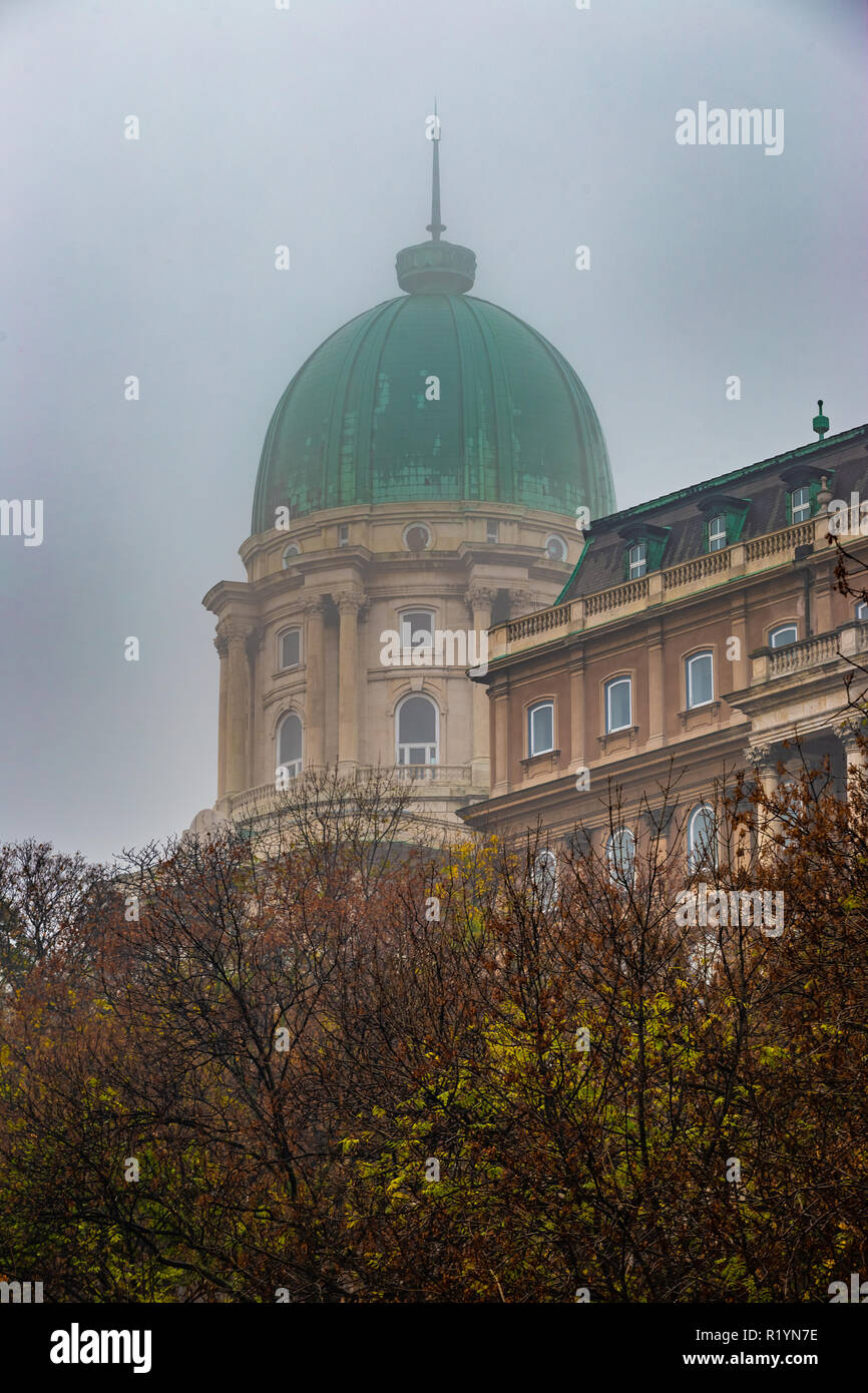 Budapest, Ungarn - das berühmte Schloss Buda Royal Palace an einem nebligen Morgen im Herbst Stockfoto