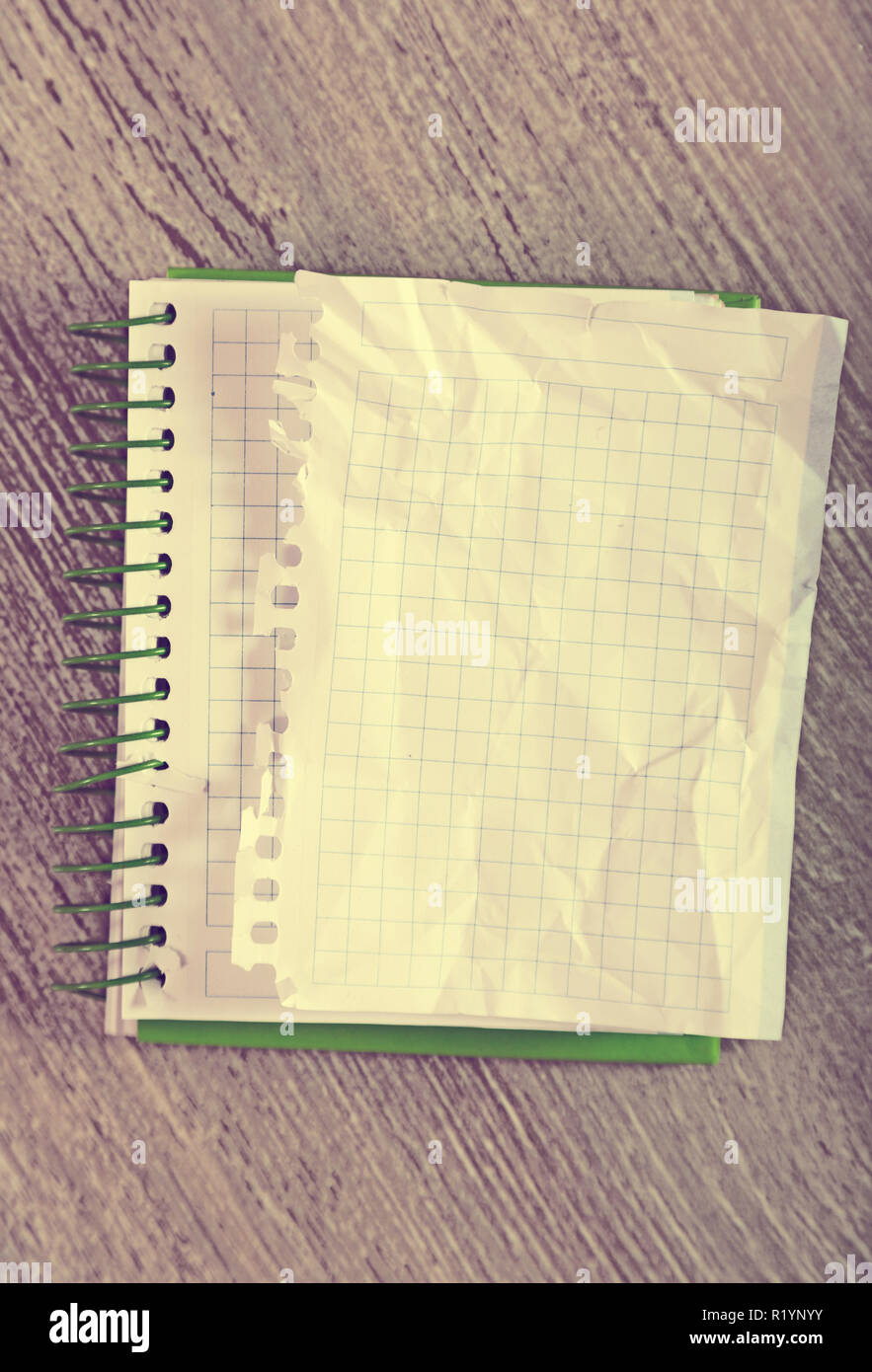 Zerrissenes Blatt auf Notebook Stockfoto