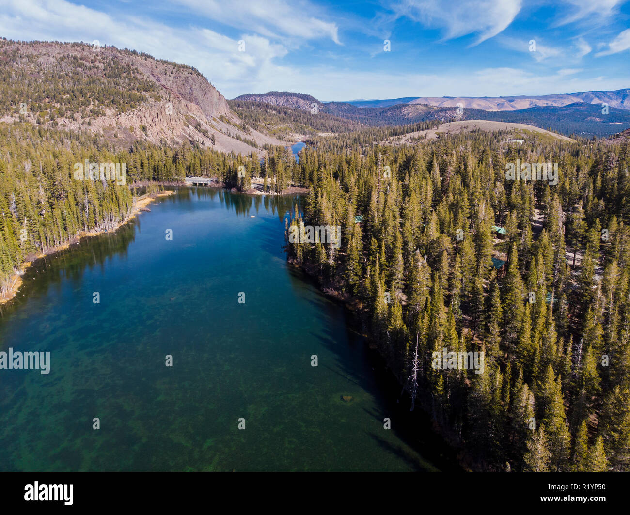 Twin Lakes verbundenen Seen an der Basis der südöstlichen Hang des Mammoth Mountain. Drone Ansicht aus der Luft. Stockfoto