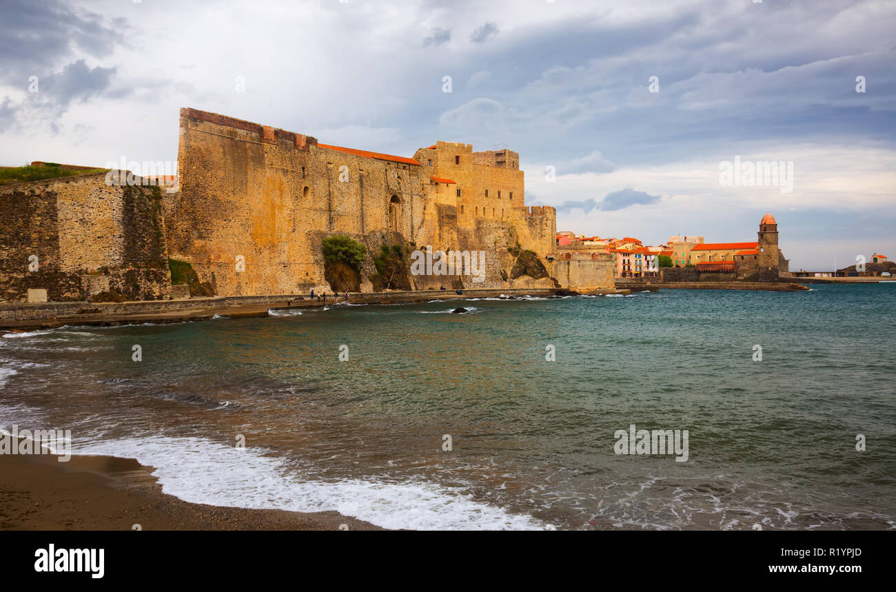 Blick auf Chateau Royal de Collioure, massiven Französischen Königlichen Schloss auf der mediterranen Küste Stockfoto