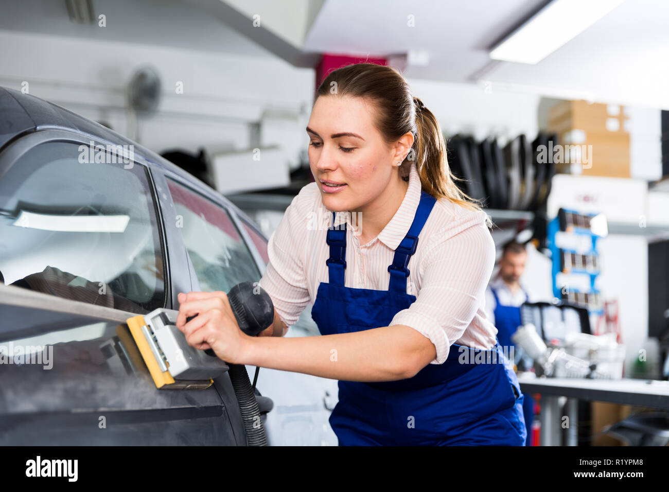 Mechanikerin Schleifkorper Auto Vor Dem Lackieren In Werkstatt Stockfotografie Alamy