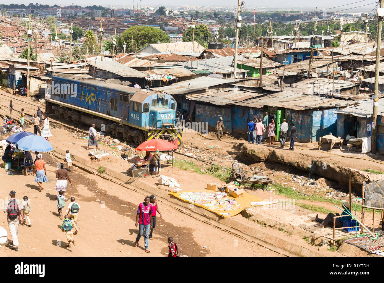 Slum Kibera mit provisorischen shack Gehäuse, Männer, Frauen und Kinder über das tägliche Leben geht, wie ein Zug durch den Slum, Nairobi, Kenia Stockfoto