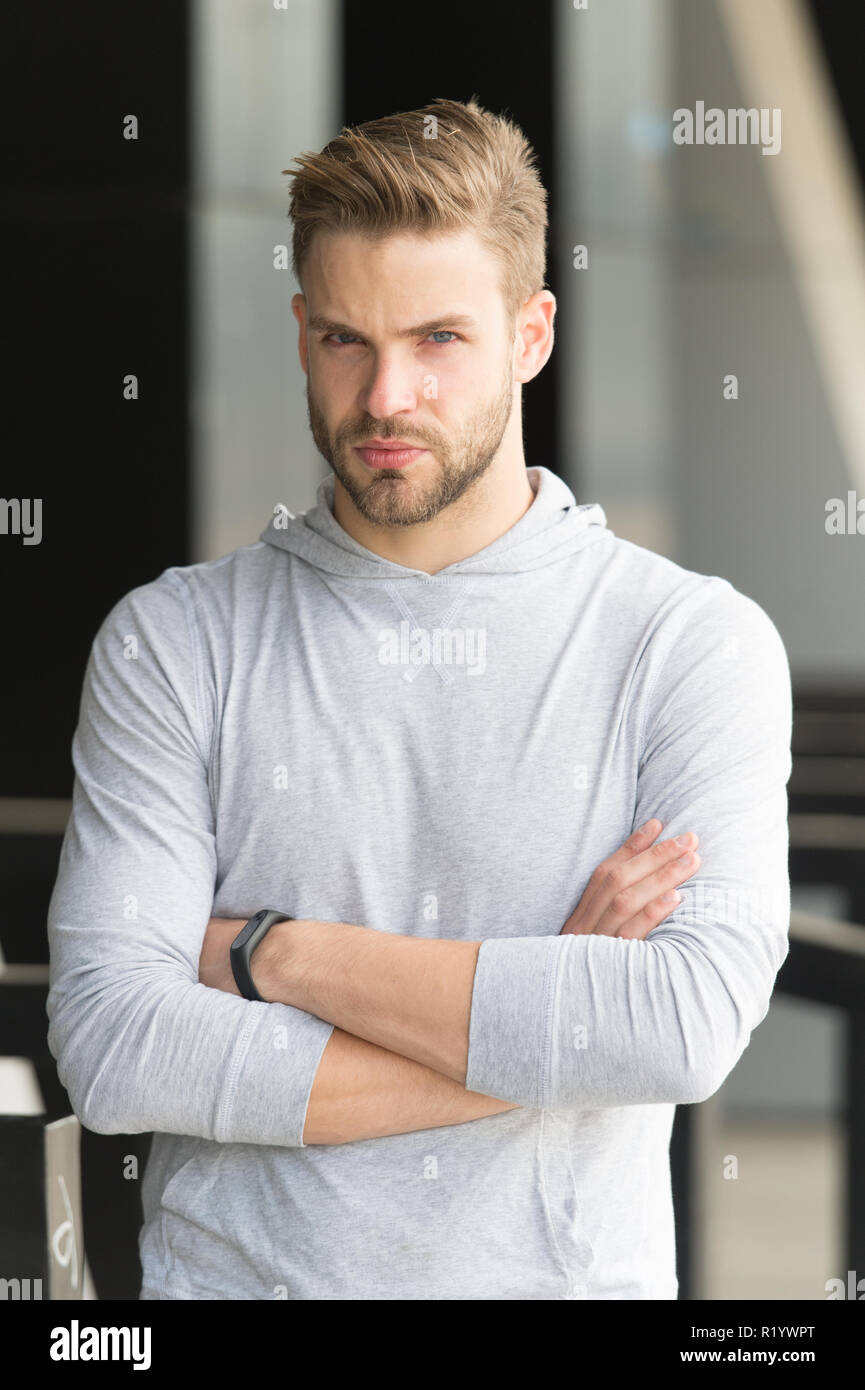 Haar Konzept. Stattlicher Mann mit blonden Haaren. Junger Mann mit stilvollen Haar. Friseursalon