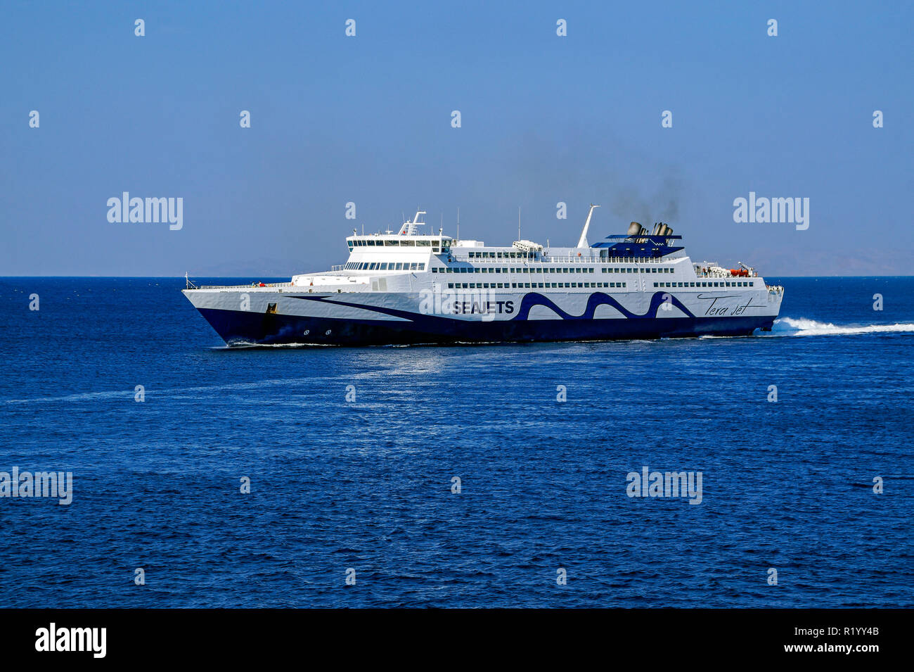 Seajets schnelles Auto- und Passagierfähre Tera Jet in der Nähe von Mykonos Stadt auf der Insel Mykonos in den Kykladen Gruppe in der Ägäis Griechenland Stockfoto