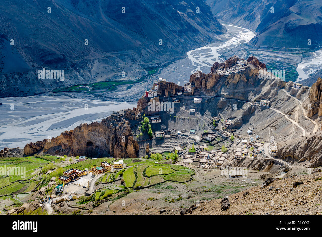 Luftaufnahme auf Dankhar Gompa, ein tibetisch-buddhistischen Kloster, das auf einem Bergrücken hoch über dem Spiti Valley befindet. Stockfoto