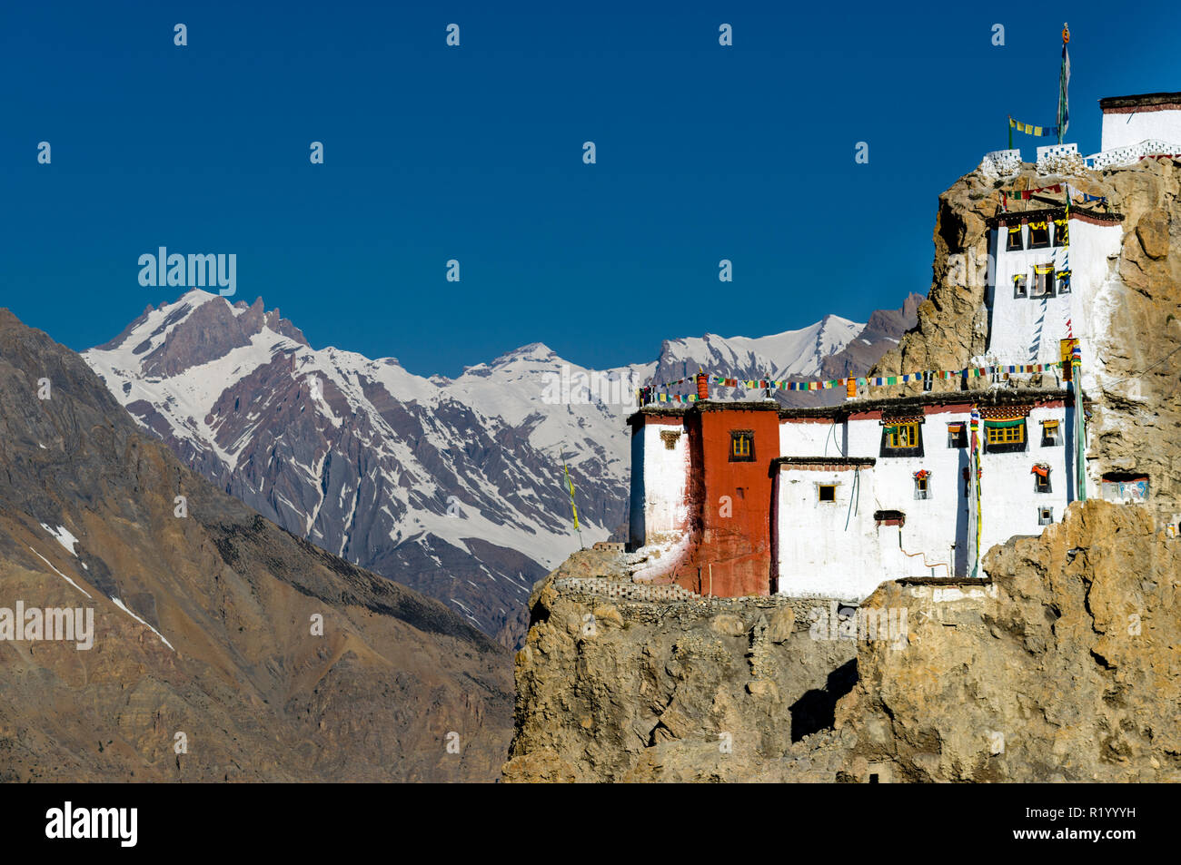 Die Dankhar Gompa, ein tibetisch-buddhistischen Kloster, auf einem Bergrücken hoch über dem Spiti Valley entfernt. Schneebedeckte Berge im Hintergrund Stockfoto