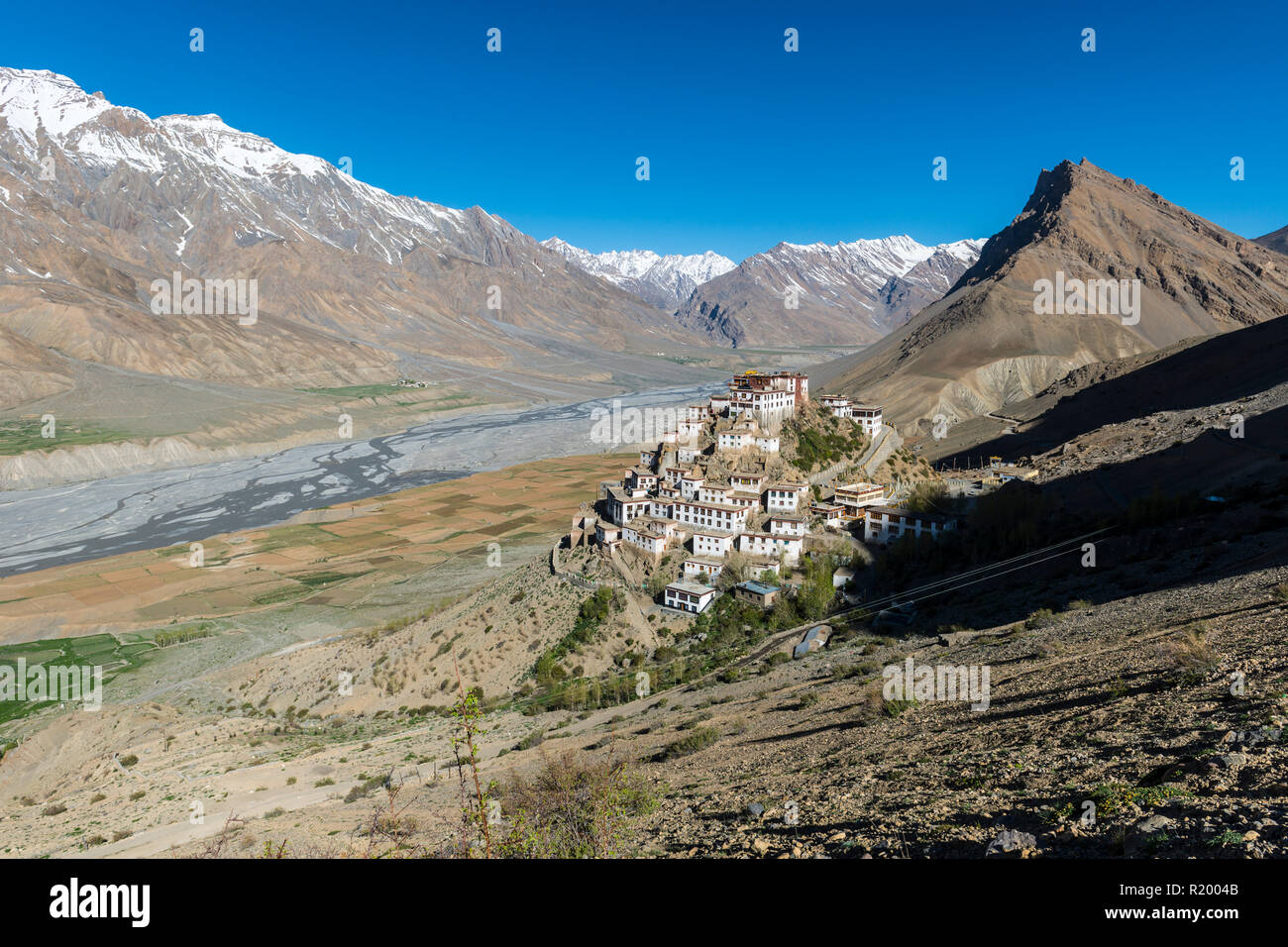 Luftaufnahme im Ki Gompa, ein tibetisch-buddhistischen Kloster auf einem Hügel in einer Höhe von 4.166 Metern, die Spiti Valley und Schnee berg abgedeckt Stockfoto