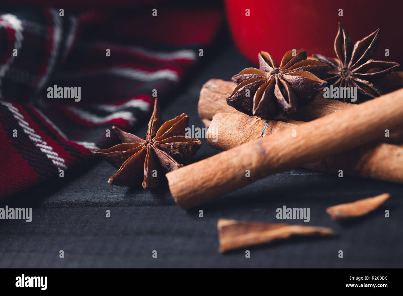 Anis Sterne Gewürze und Zimtstangen auf dunklen rystic Holz- Hintergrund Stockfoto