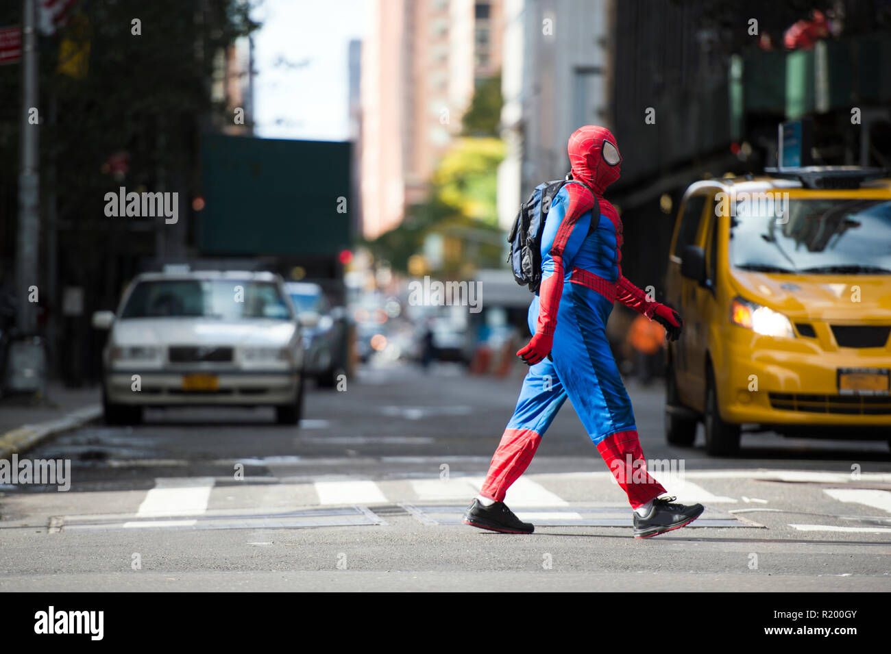 NEW YORK CITY - 30. Oktober 2017 Ein Mann mit einem Spiderman Kostüm ist zu Fuß durch die Straßen von Manhattan in New York City, USA. Stockfoto