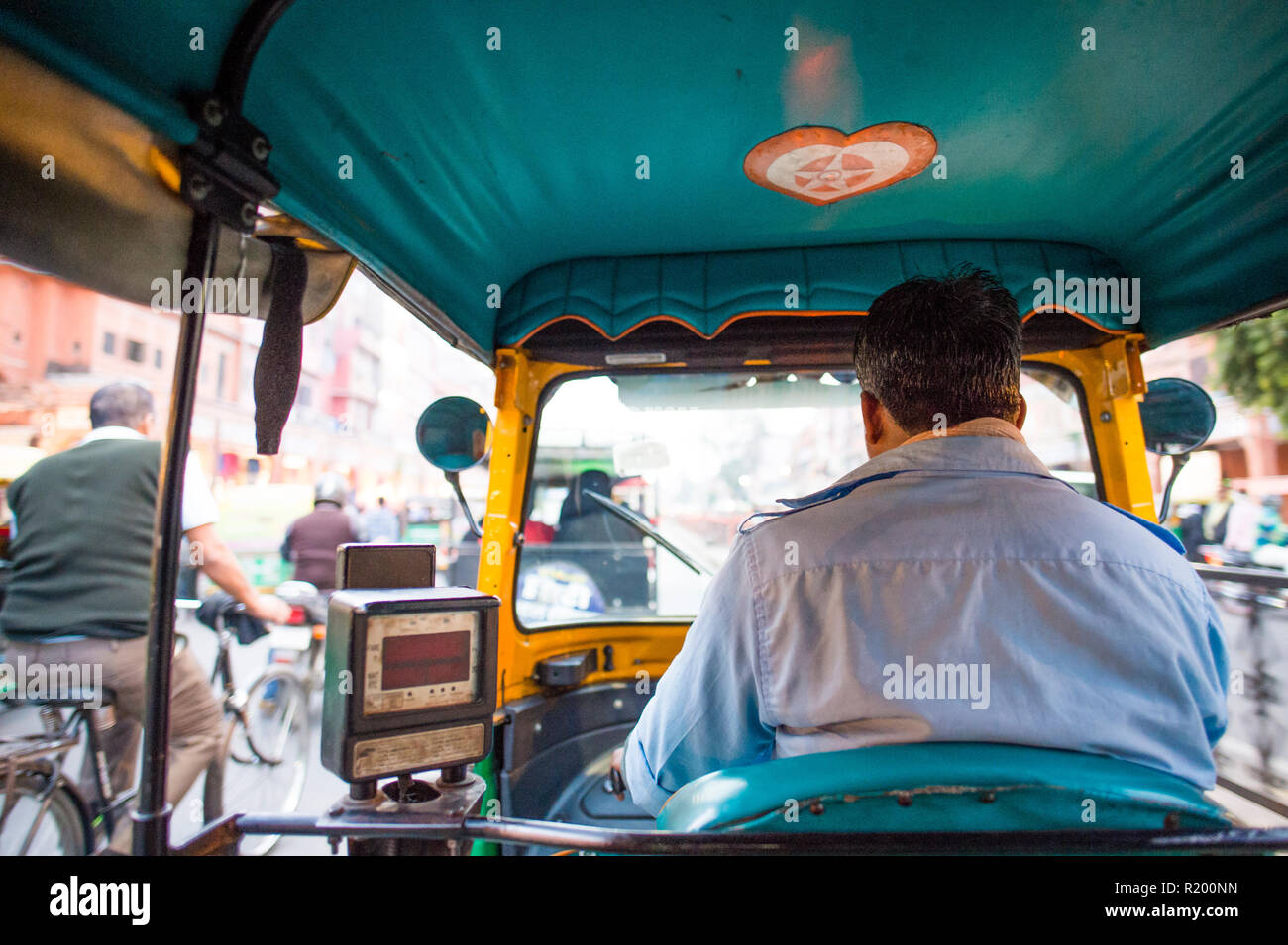 Eine Rikscha (auch als Tuc Tuc bekannt) Treiber ist das Fahren in den Straßen von Agra in Indien. Stockfoto
