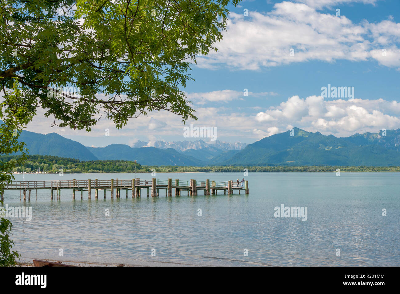 Chiemsee: Jetty im Dorf Chieming mit den Alpen im Hintergrund. Bayern, Deutschland Stockfoto