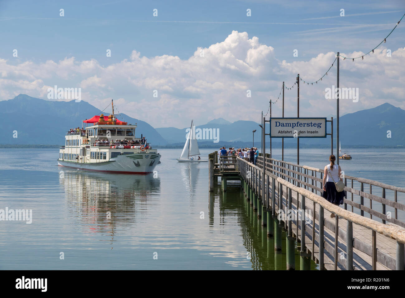 Fahrgastschiff MS Edeltraut Annäherung an der Anlegestelle in Seebruck. Chiemsee, Bayern, Deutschland Stockfoto
