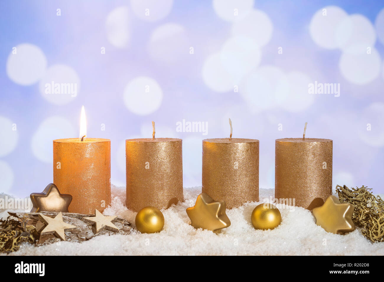 Vier Goldene Advent Kerzen Mit Der Ersten Kerze Angezundet Und Weihnachten Dekoration Im Schnee Liegend Als Vorlage Stockfotografie Alamy