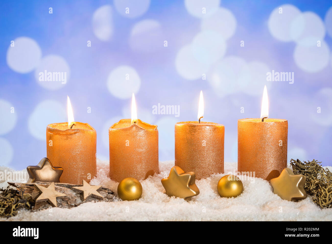 Vier goldene advent Kerzen mit vier Kerzen und Weihnachten Dekoration im  Schnee liegend als Vorlage Stockfotografie - Alamy