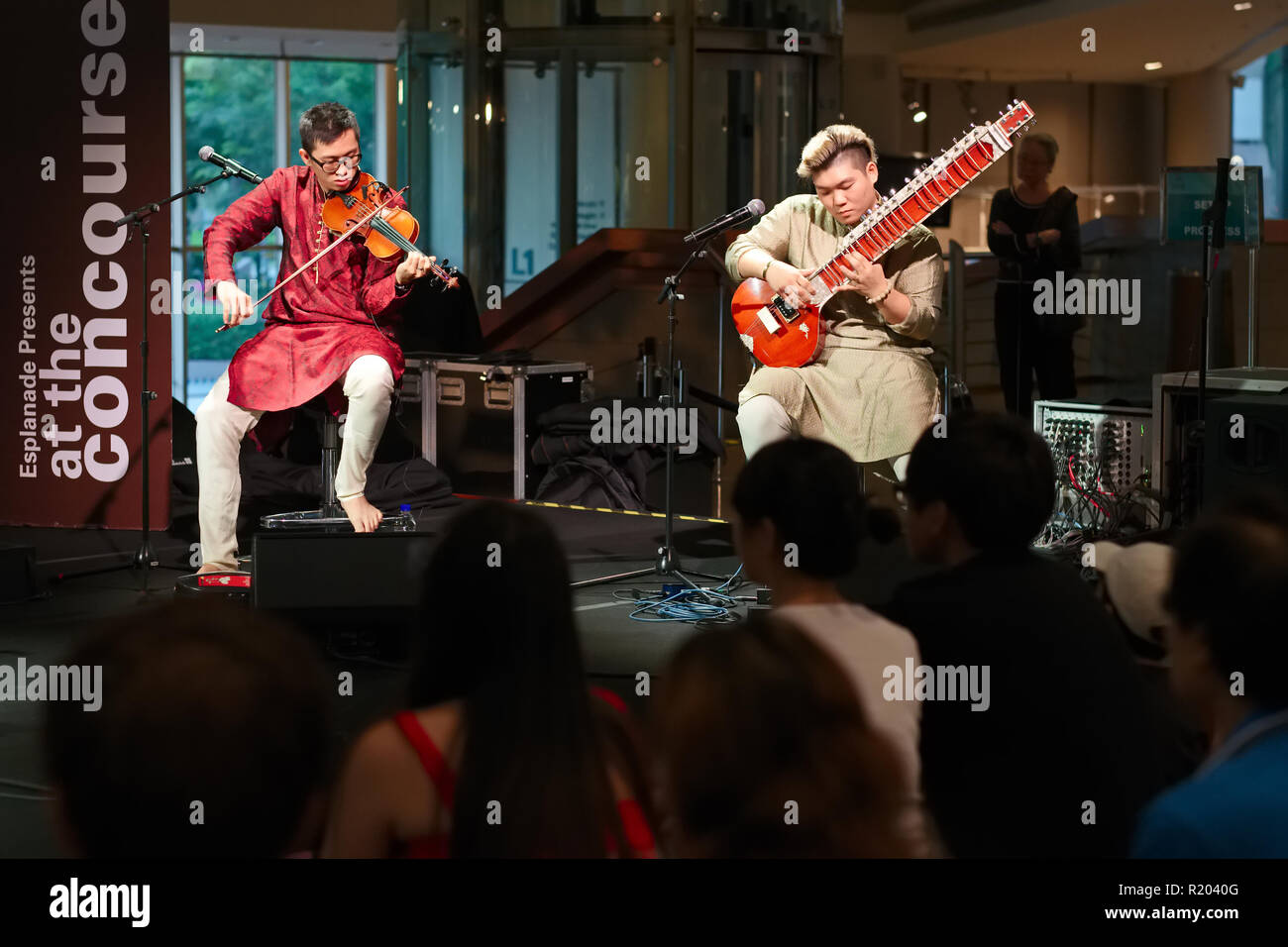 Zwei ethnische Chinesen Singaporeans durchführen, ein Konzert der klassischen indischen Musik in der Bahnhofshalle, Esplanade, Singapur Stockfoto