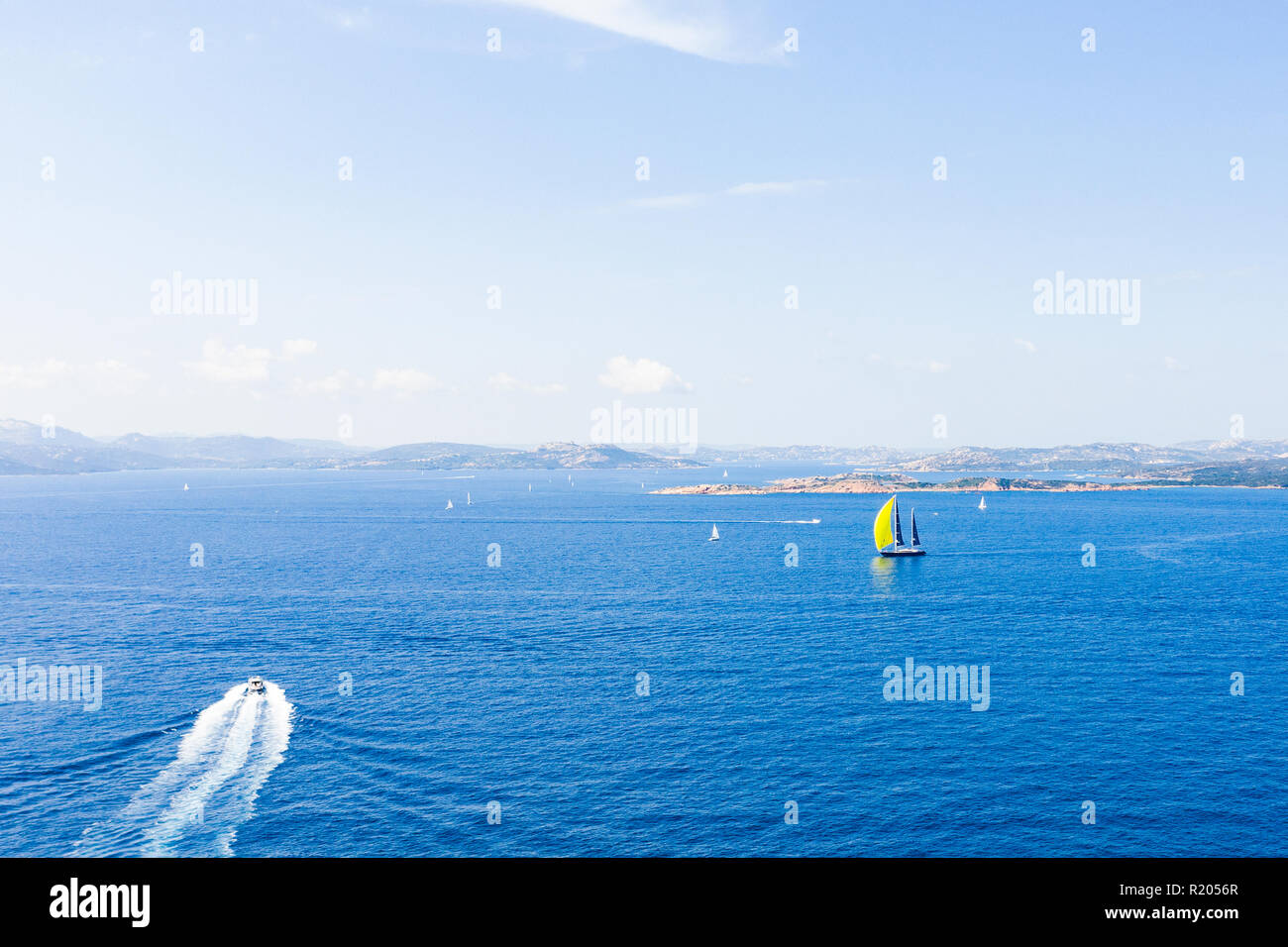 Luftaufnahme von einige schöne Segelboote Segeln im Mittelmeer während einer Regatta in Sardinien. September 2018, Italien. Stockfoto