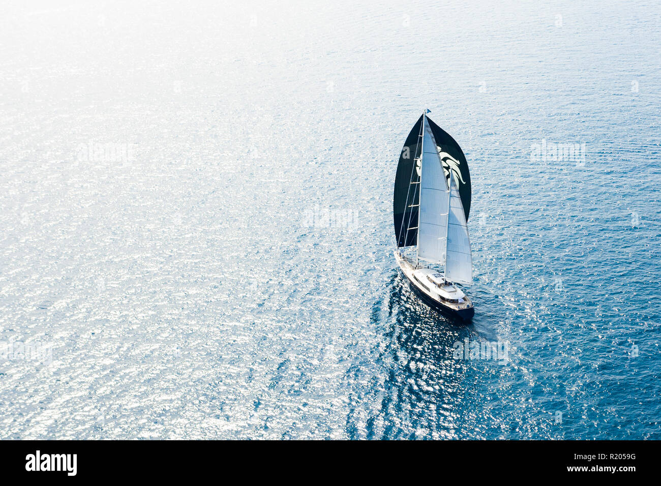 Luftaufnahme von einem wunderschönen und luxuriösen Segelboot Segeln während einer Regatta in Sardinien. September 2018, Italien. Stockfoto