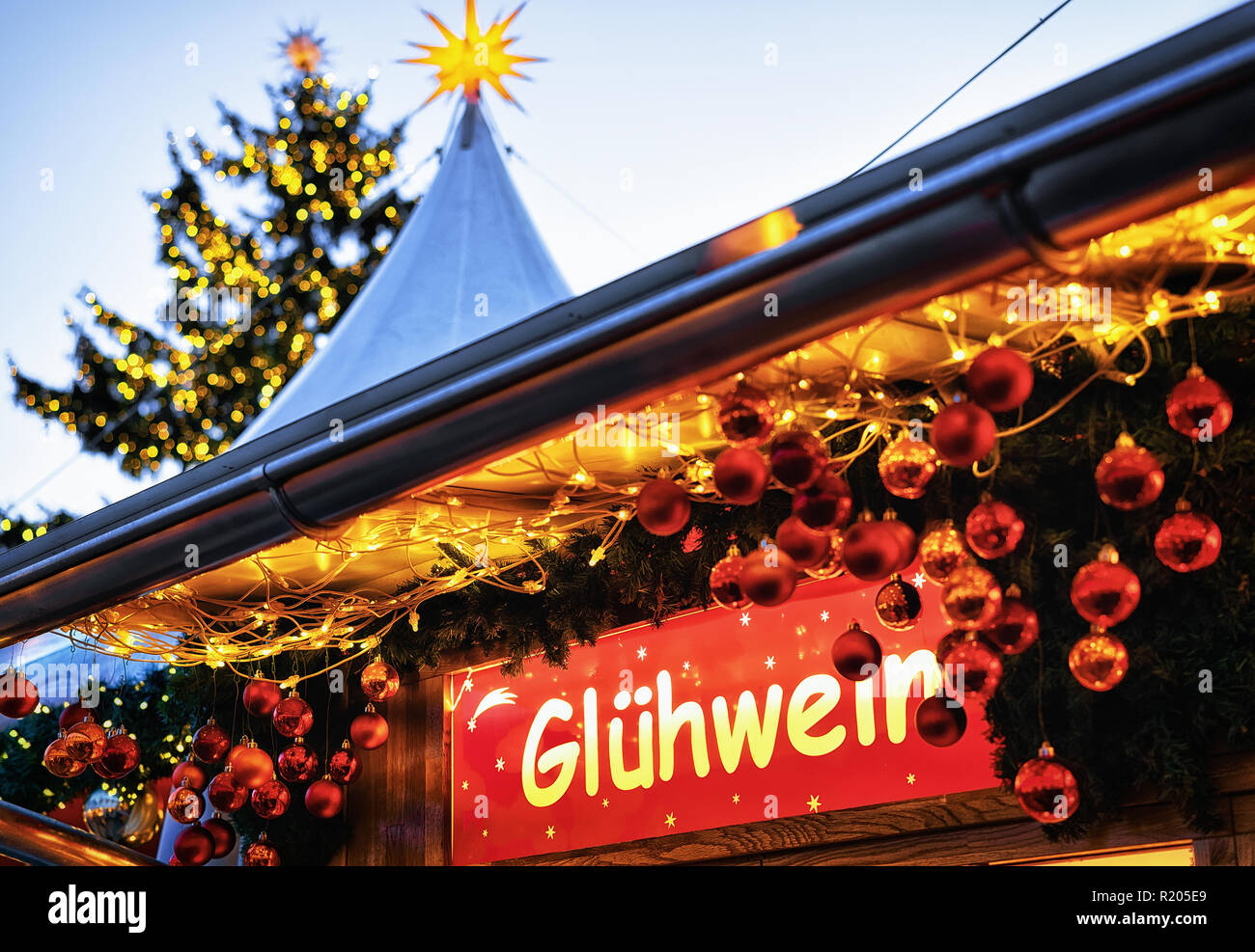 Glühwein Glühwein - Typenschild in der Nacht Weihnachtsmarkt in der 