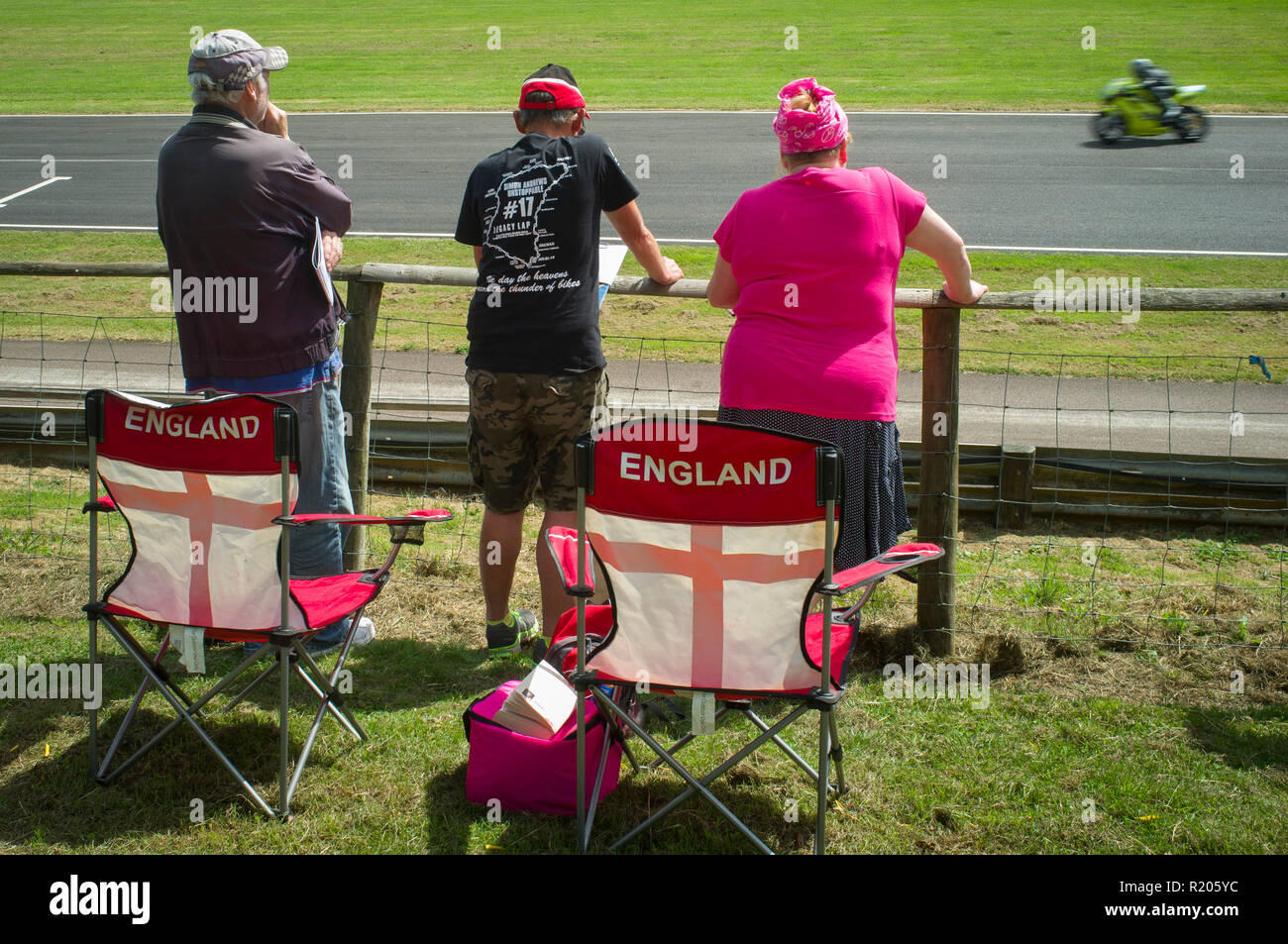 Motorrad Racing Zuschauer mit Stühlen mit England und den St. George's Flagge in Castle Combe, Wiltshire gekennzeichnet Stockfoto