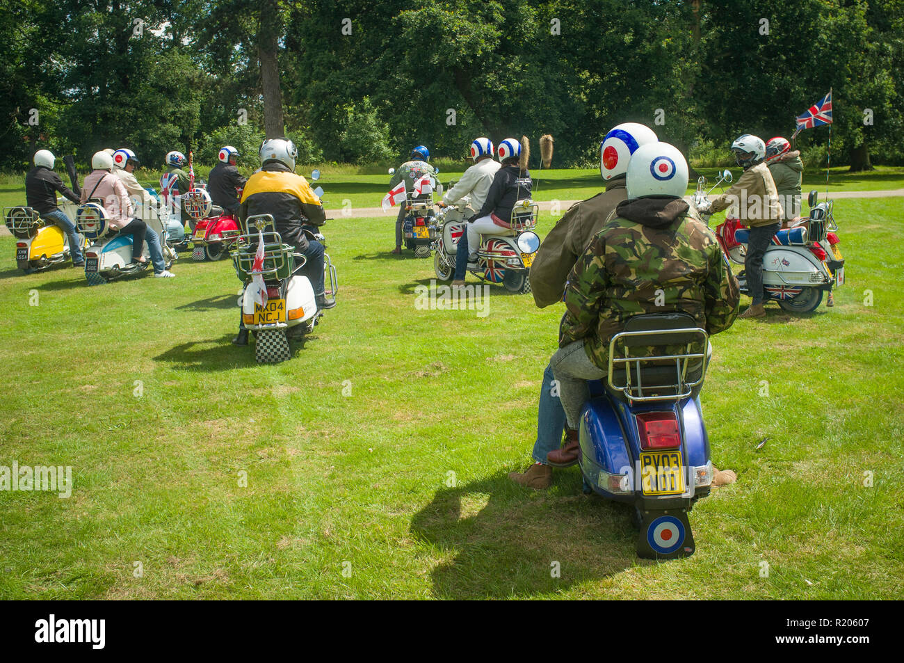 Scooter Enthusiasten in Parkas verlassen Stanford Hall auf ihren Vespas, Nottinghamshire Stockfoto