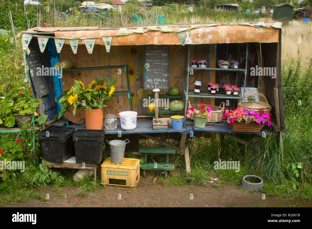 Ein produzieren mit Gemüse und Blumen Stall für Verkauf durch die Zuteilungen in Dorchester-on-Thames, Oxfordshire Stockfoto