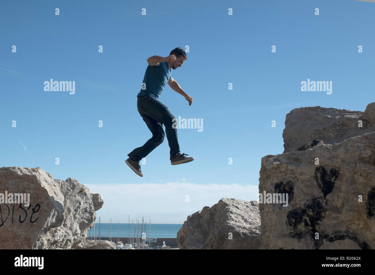 Junger Mann sprang auf den Felsen Garaff Spanien Stockfoto