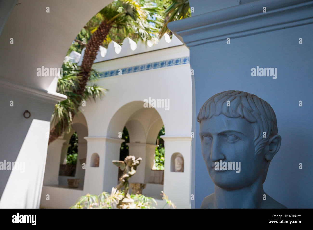 Griechische und römische Skulpturen auf dem Display in der Villa San Michele, Anacapri, Italien Stockfoto