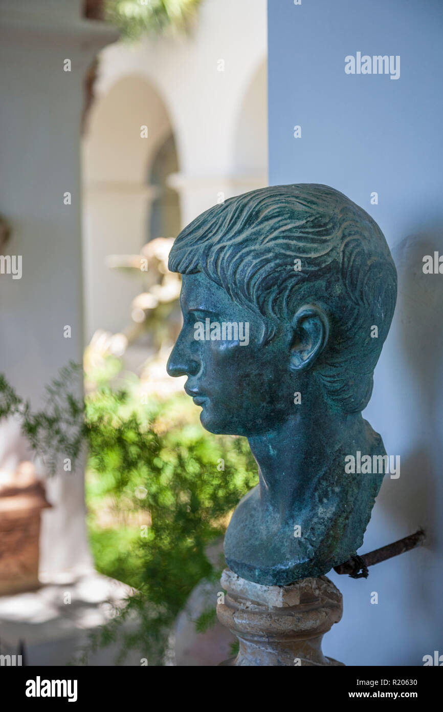 Griechische und römische Skulpturen auf dem Display in der Villa San Michele, Anacapri, Italien Stockfoto