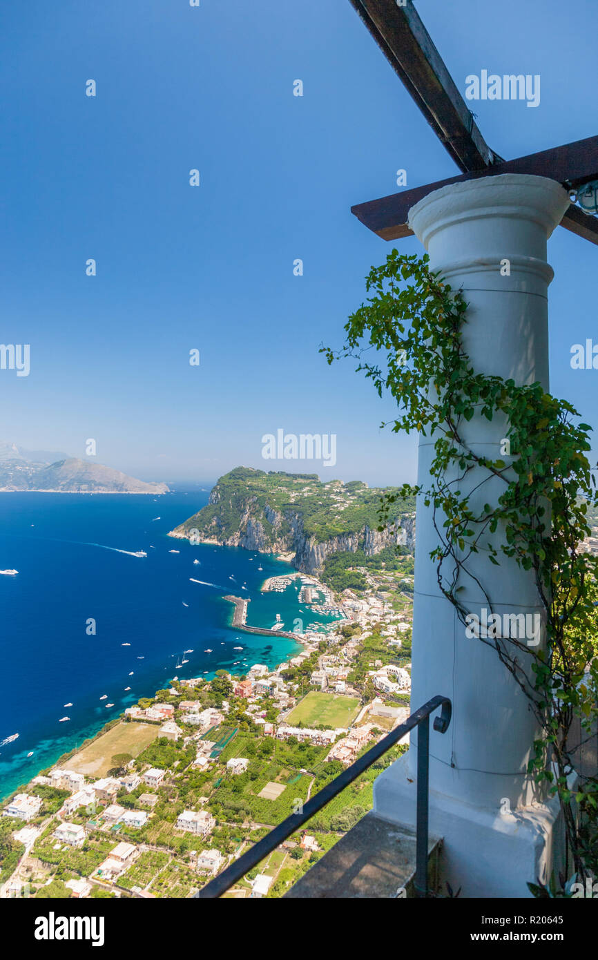Ein Blick auf Capri Hafen aus dem Garten der Villa San Michele, Anacapri, Italien Stockfoto