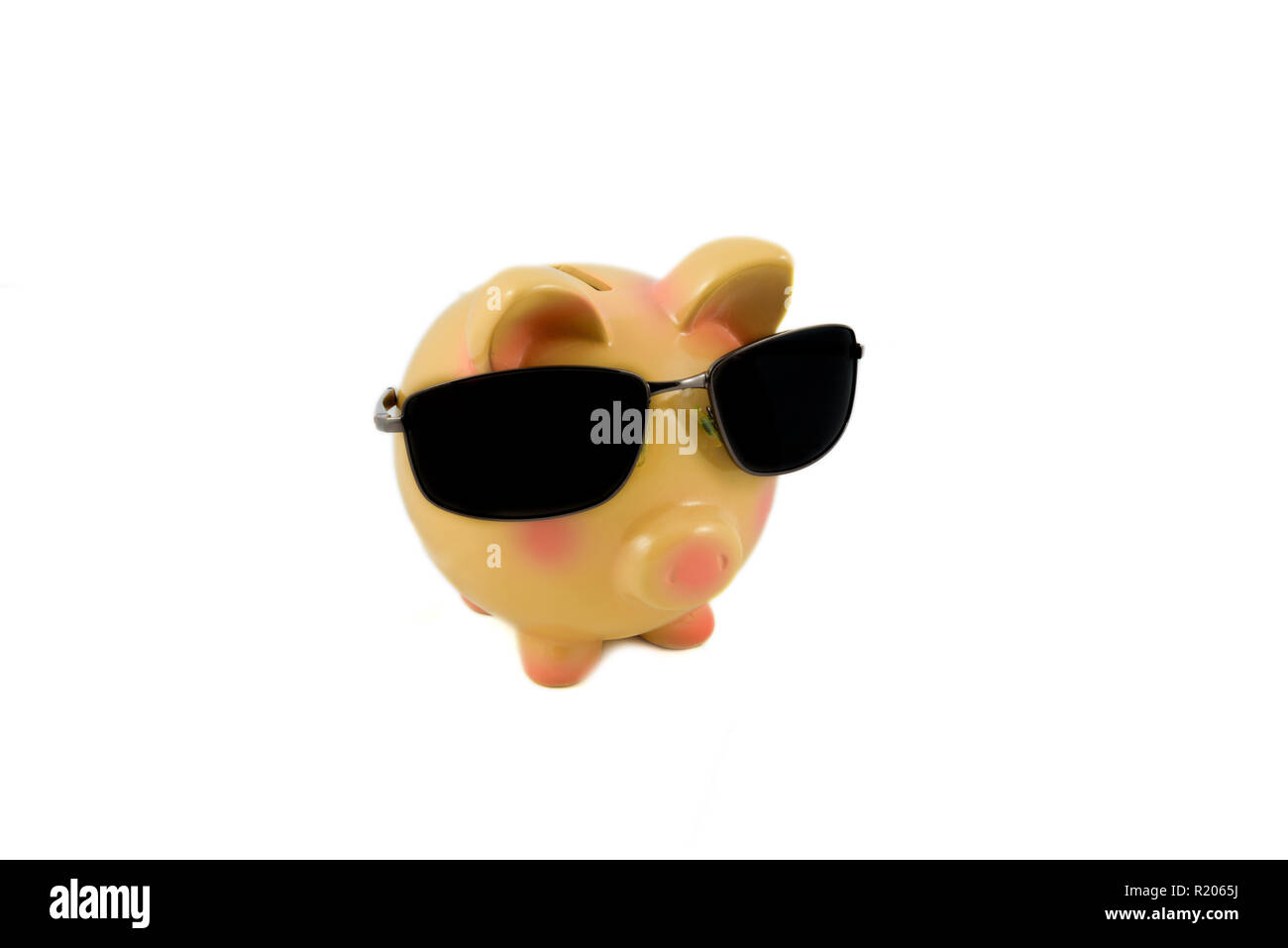 Isolierte Objekte auf weißem Hintergrund - nettes Sparschwein mit Münzen - Witz Bild, Einsparungen, Finanzkrise, schattig Bankkonten Stockfoto