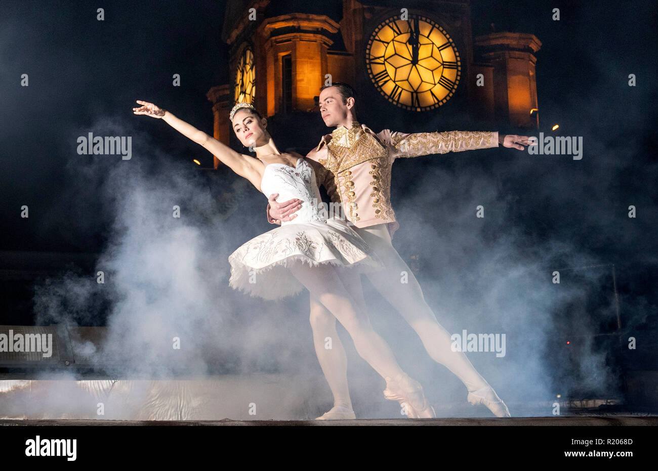 Aschenputtel Leistung mit Scottish Ballet Tänzer, Bethany Kingsley-Garner, wer spielt Cinderella und ihr Prinz Charming Christopher Harrison, Tanzen auf dem Dach des Balmoral Hotel in Edinburgh als die Uhr Mitternacht Streik vorbereitet. Stockfoto