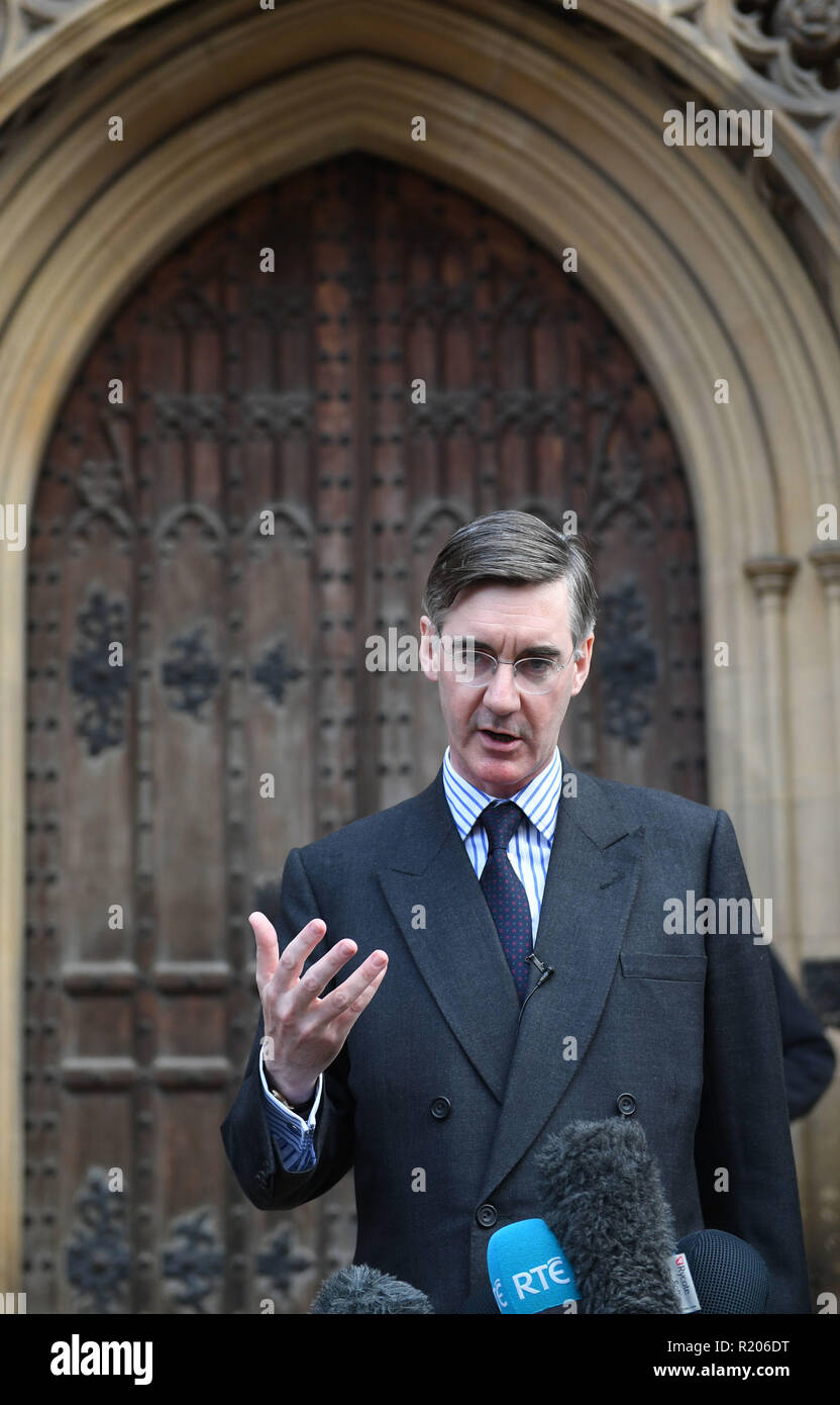 Der konservative Abgeordnete Jacob Rees-Mogg sprach vor dem Londoner Parlamentsgebäude, nachdem er seinen Misstrauen-Brief an Sir Graham Brady, den Vorsitzenden des Ausschusses 1922, überreichte. Die Aussage, Theresa Mays Brexit-Deal sei schlimmer als erwartet ausgefallen und versagt, die Versprechen des Premierministers&oacute an die Nation zu erfüllen. Stockfoto