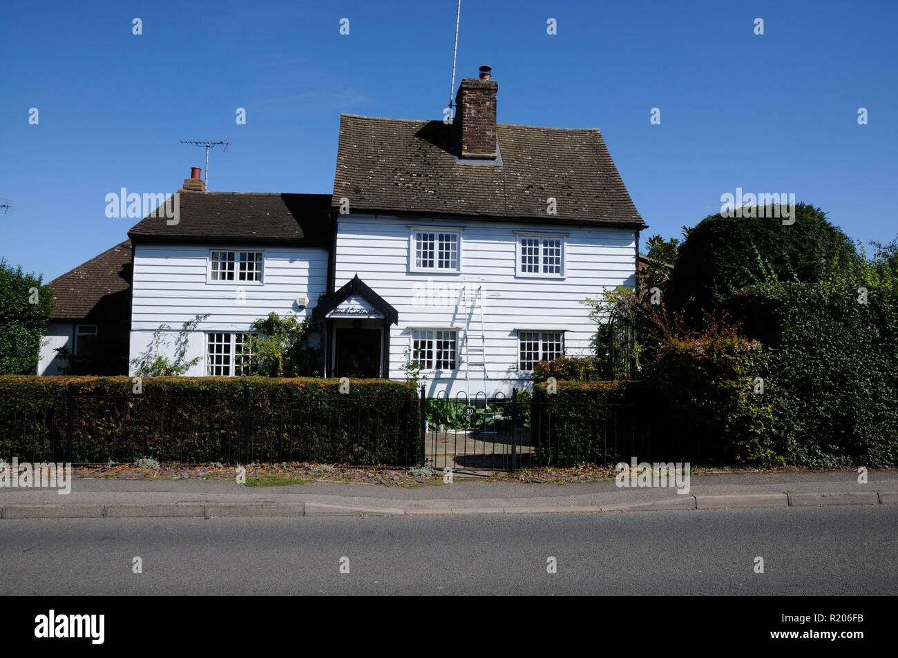 Teich Cottage, Essendon, Hertfordshire, ist ein weißes wetter an Bord Gebäude, einst das Dorf Post. Stockfoto