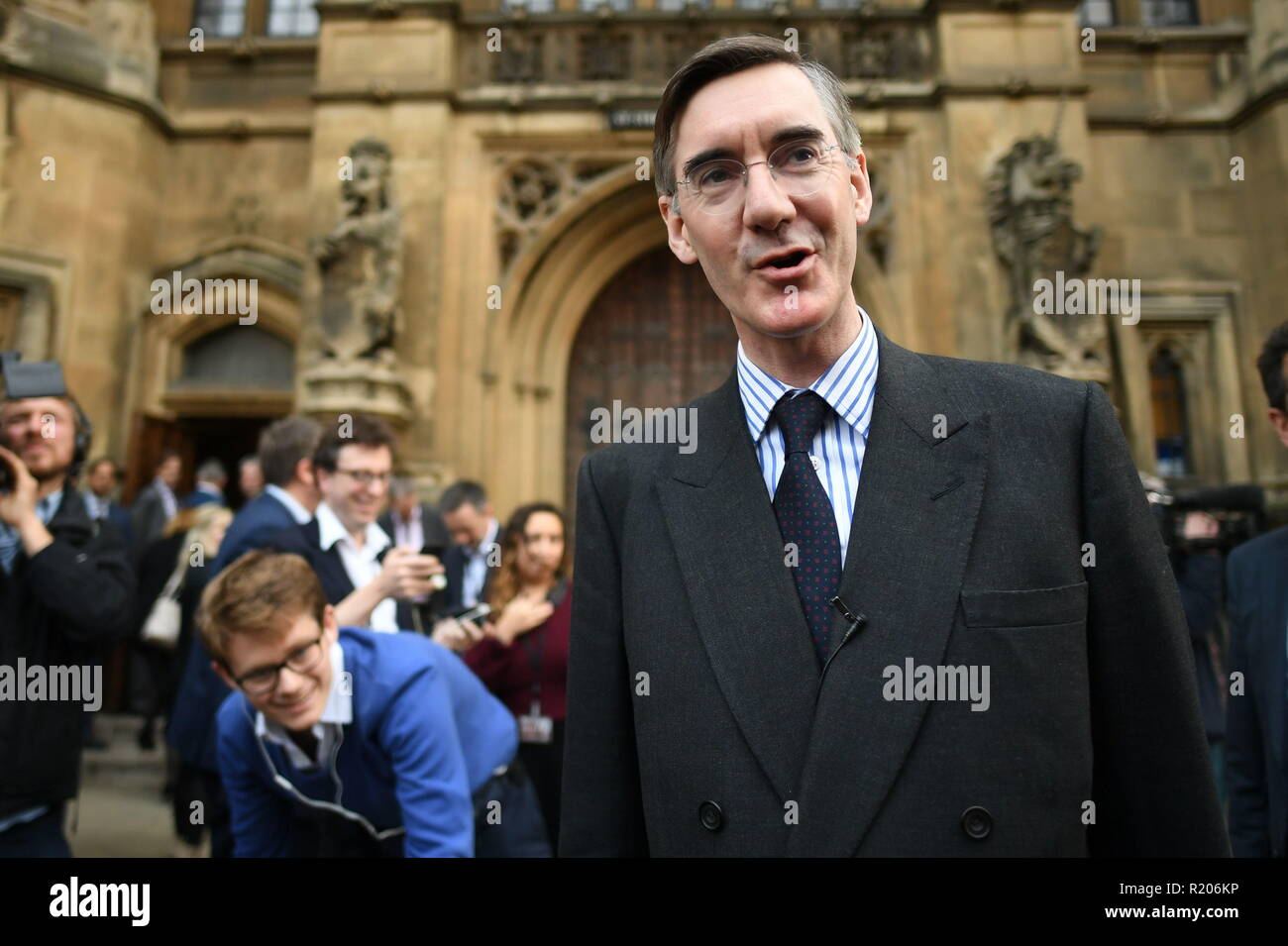 Der konservative Abgeordnete Jakob Rees-Mogg sprechen vor dem Haus des Parlaments in London, nachdem er in seinem Schreiben vom kein Selbstvertrauen zu Sir Graham Brady, Vorsitzender des Ausschusses 1922 übergab, sagte Theresa May&acirc; € ™ s Brexit deal&acirc; € oehas schlechter als erwartet und kann den Verheißungen an die Nation vom Premierminister&acirc; €. Stockfoto